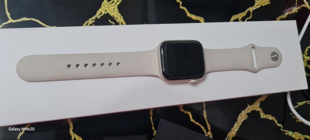 Apple Watch SE 2nd gen 44mm (2 поколения) 2022 года.