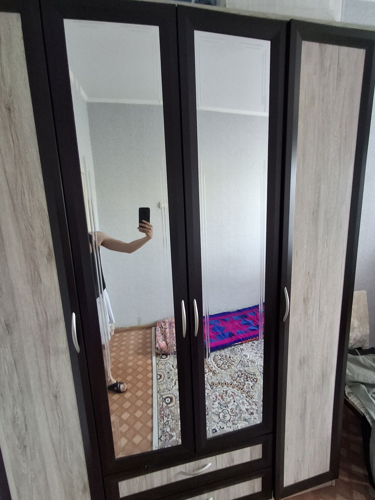 Мебель для спальни, для прихожи и тумбочка! Всё в мести.