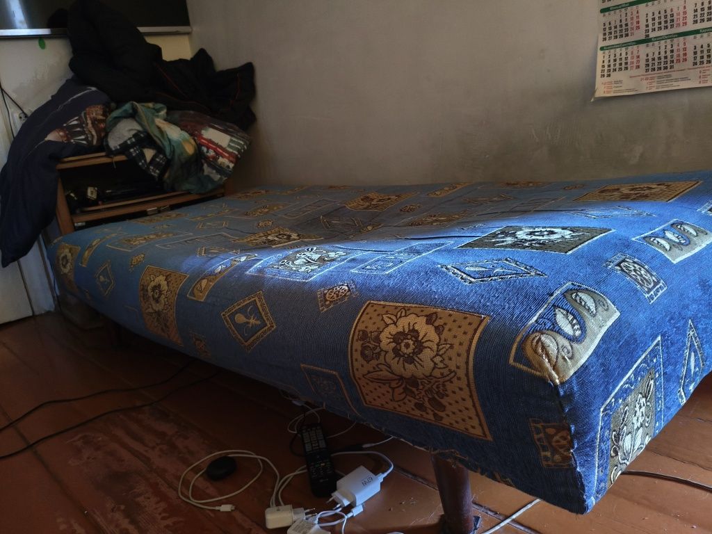 Продам кровать на ножках