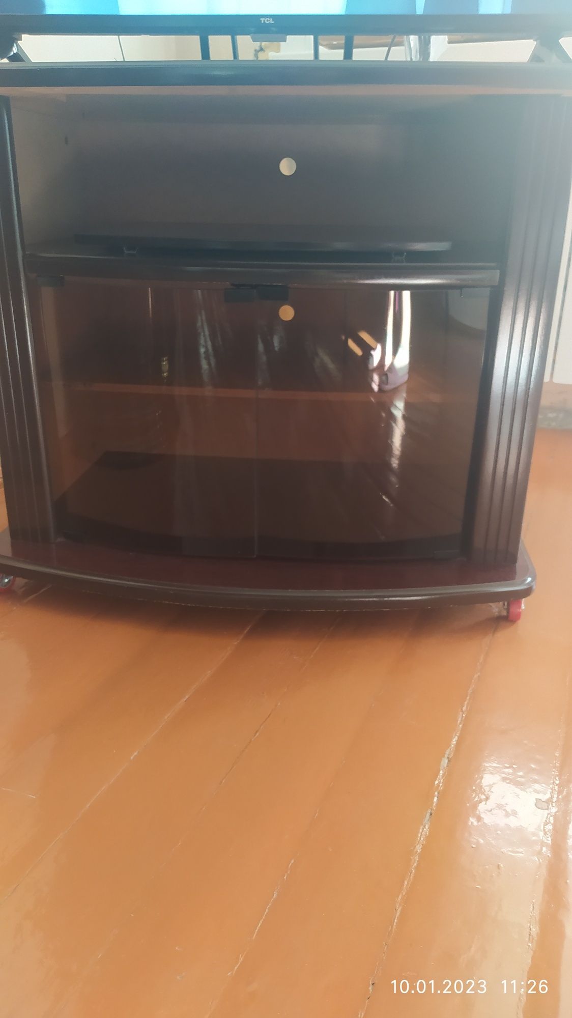 Продам тумбу под телевизор.