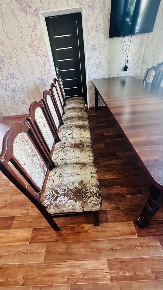 Продается стол со стульями