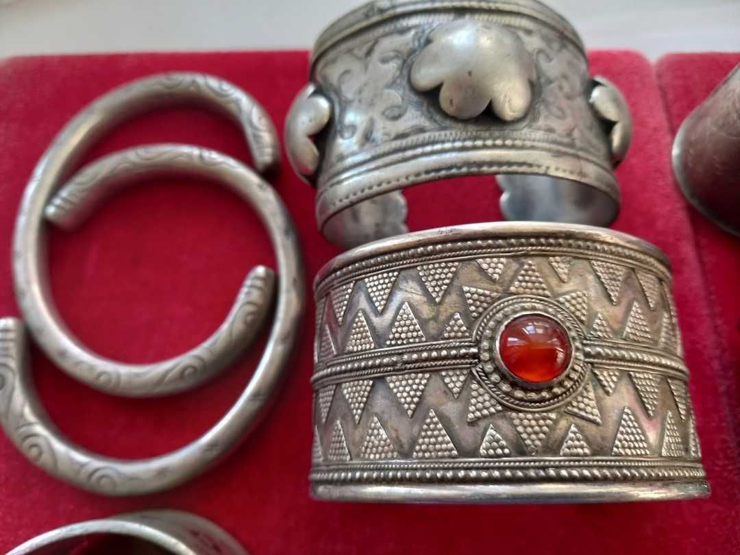 продам коллекцию антикварных национальных украшений. серебро. звоните.