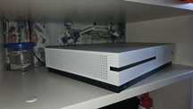 Xbox oneS продам приставку с дисками