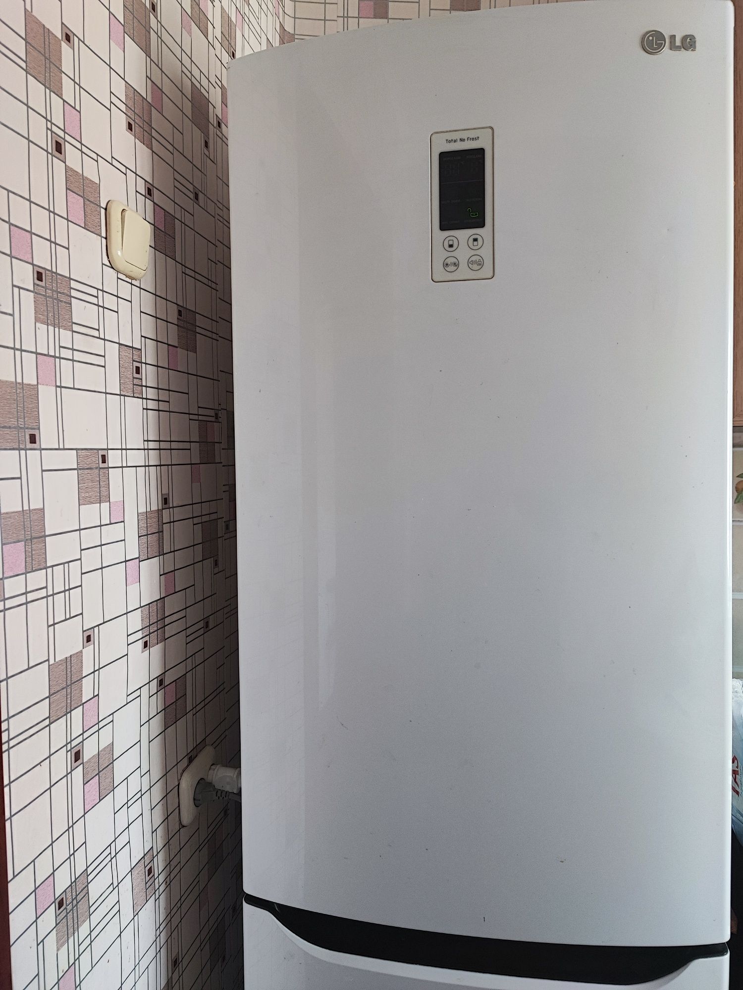 Продам холодильник LG в отличном состоянии. Торг.