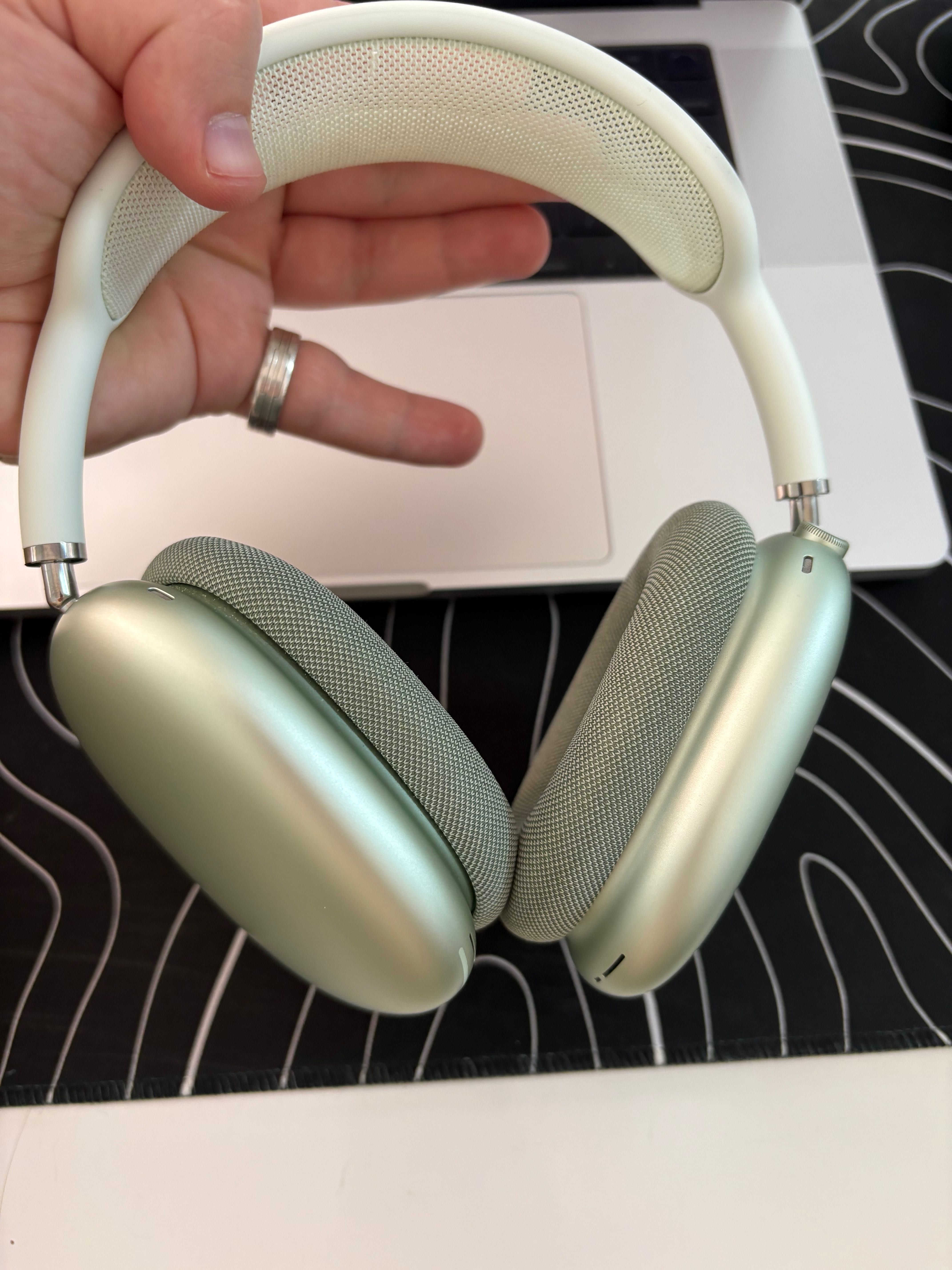 AirPods Max (1-го поколения) в зелёном цвете.