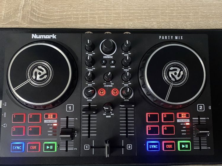 Продам срочно диджейский пульт Numark