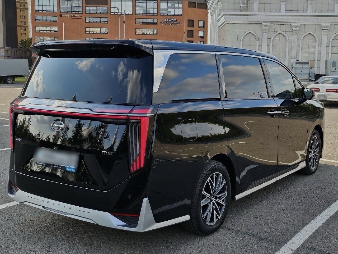 Аренда минивэна GAC M8 с водителем.