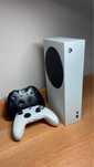 xbox series S с двумя геймпадами