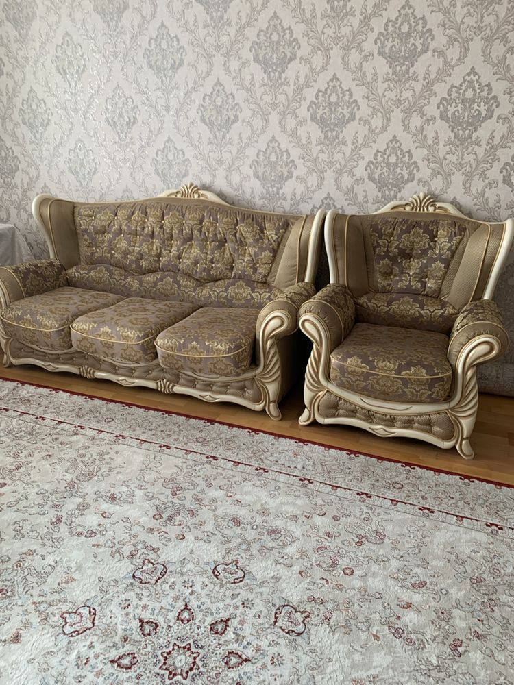 Красивый диван , раскладывается, с 1- креслом; комод Белорусский