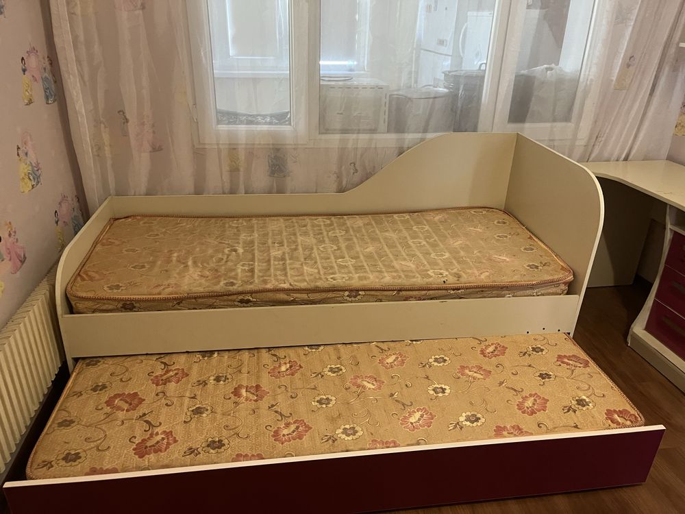Продается шифоньер и кровать для детской.