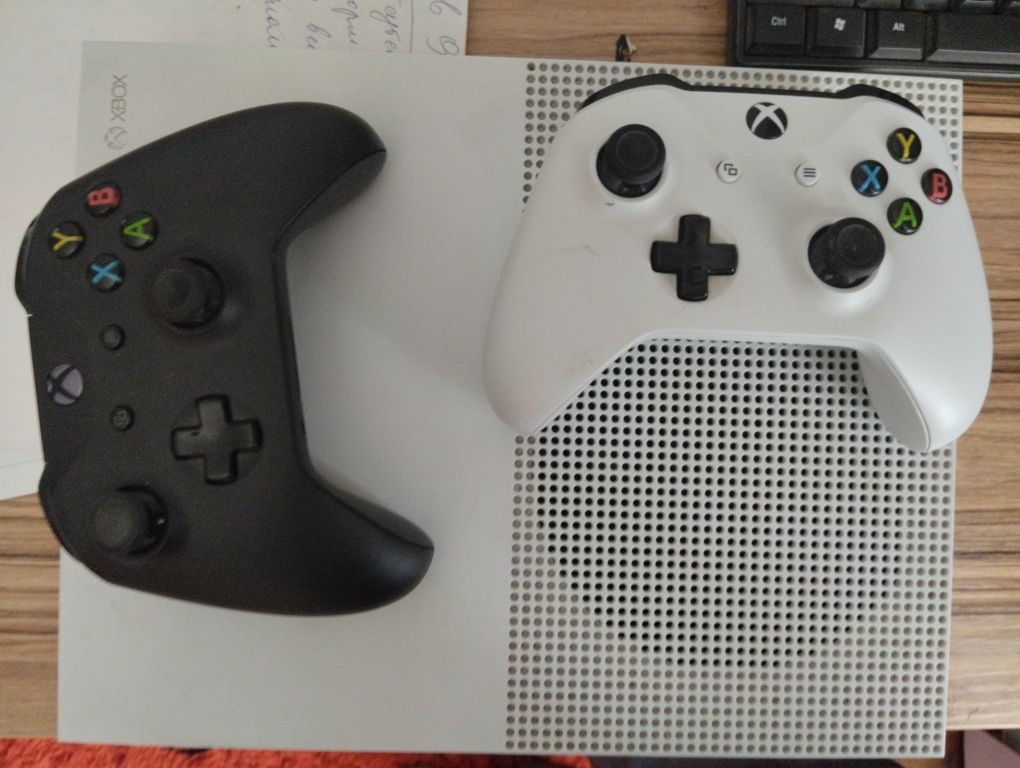 Xbox one S, 1 терабайт, два джойстика. Состояние - отличное.