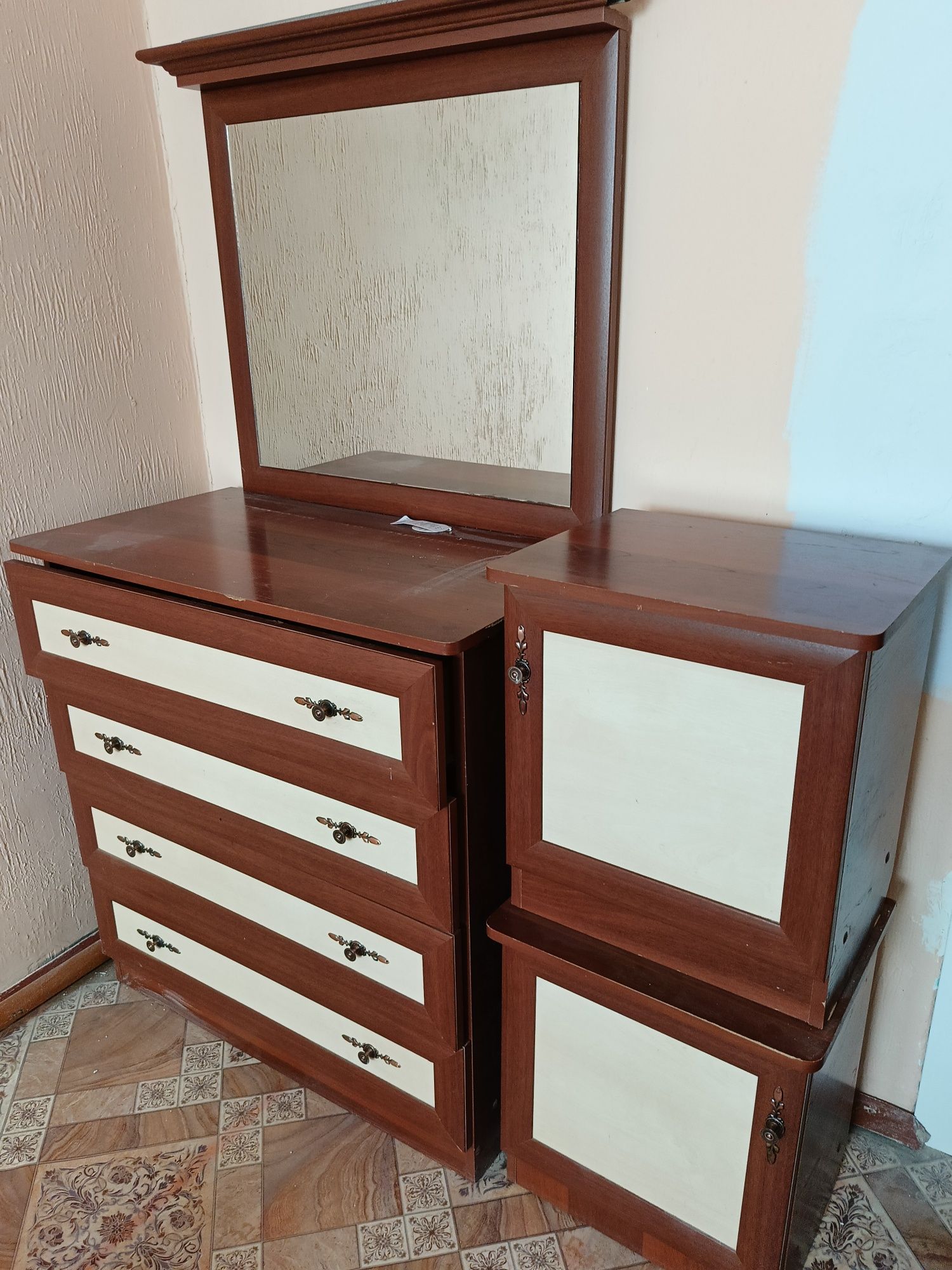 Продам срочно камот и две тумбочку