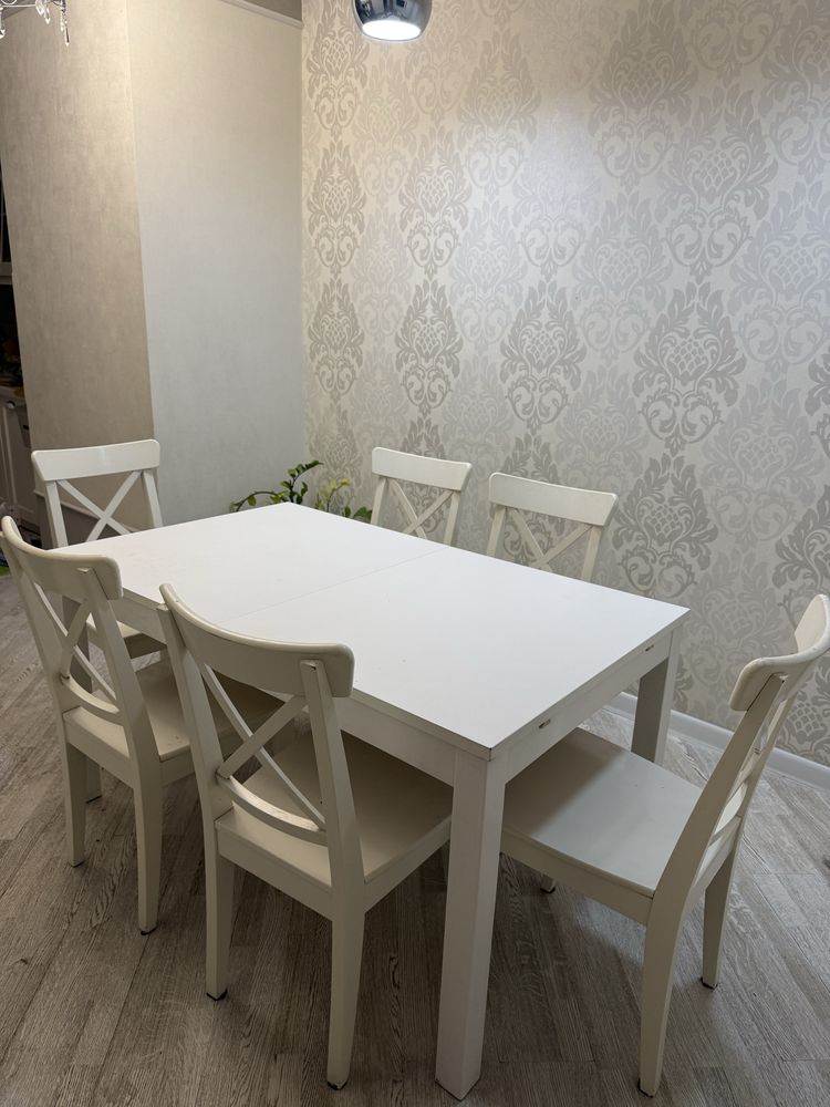 Стол и стулья от Ikea