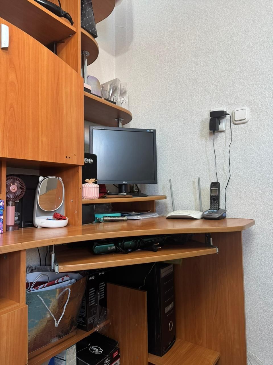 Продам кровать,компьютерный столик и зеркало