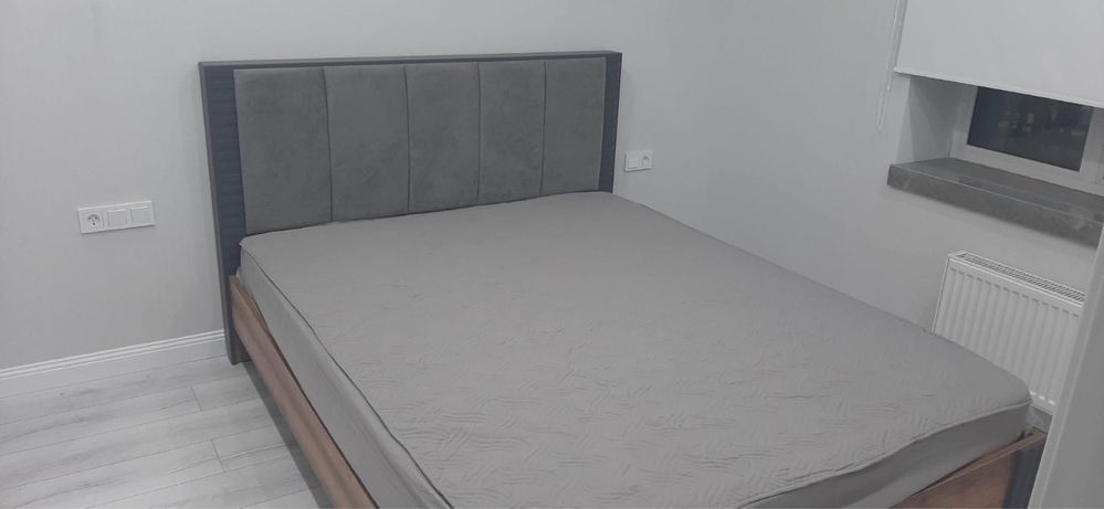 Кровать двуспальняя 160-200 и матрас