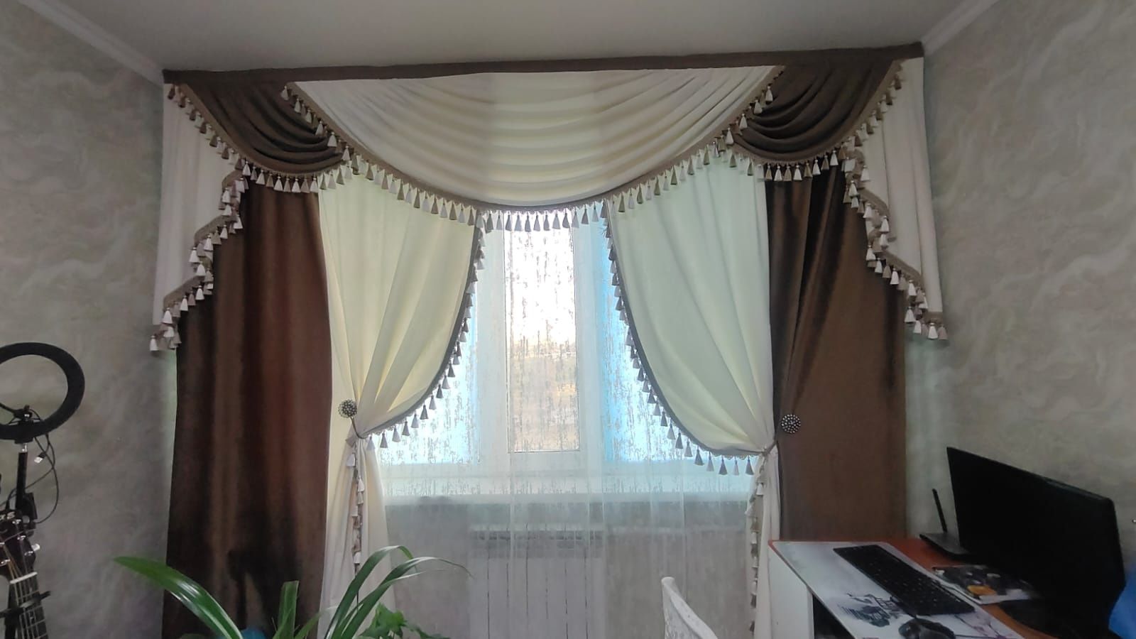 Диван и шторы + ковёр