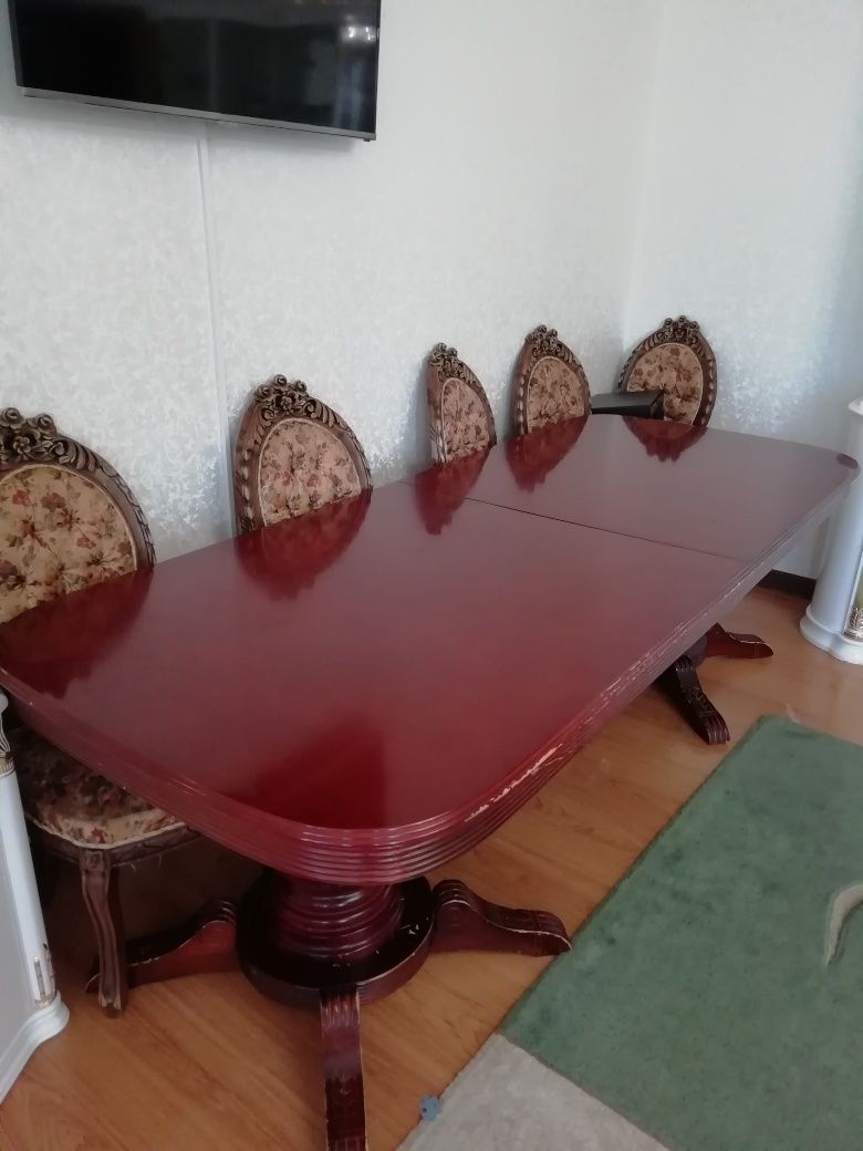 Стол, стулья мягкие.