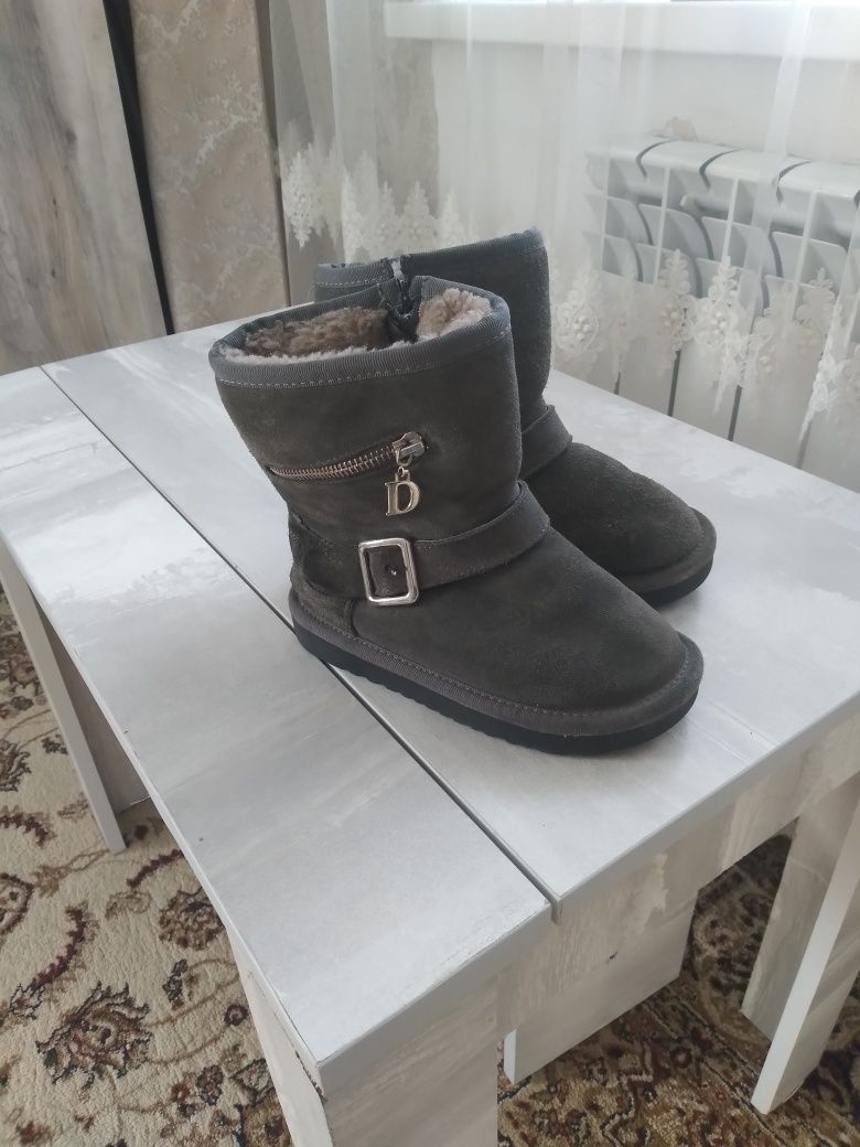 Продам зимние очень тёплые детские угги