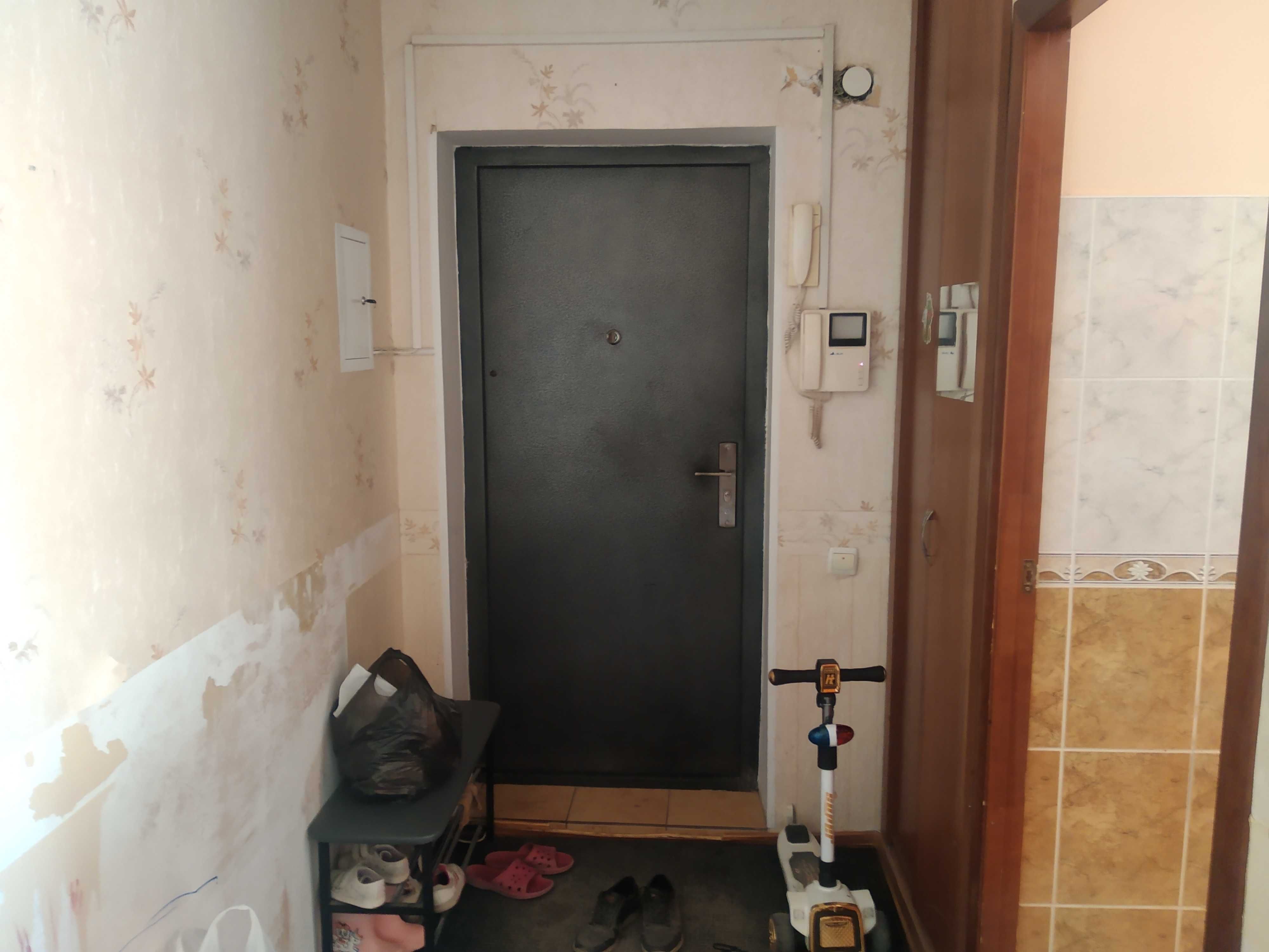 Продам 4-ех комнатную квартиру в районе центрального стадиона