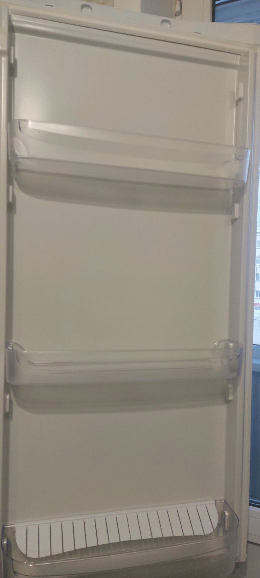 Продам холодильник Indesit 180 см. Торг