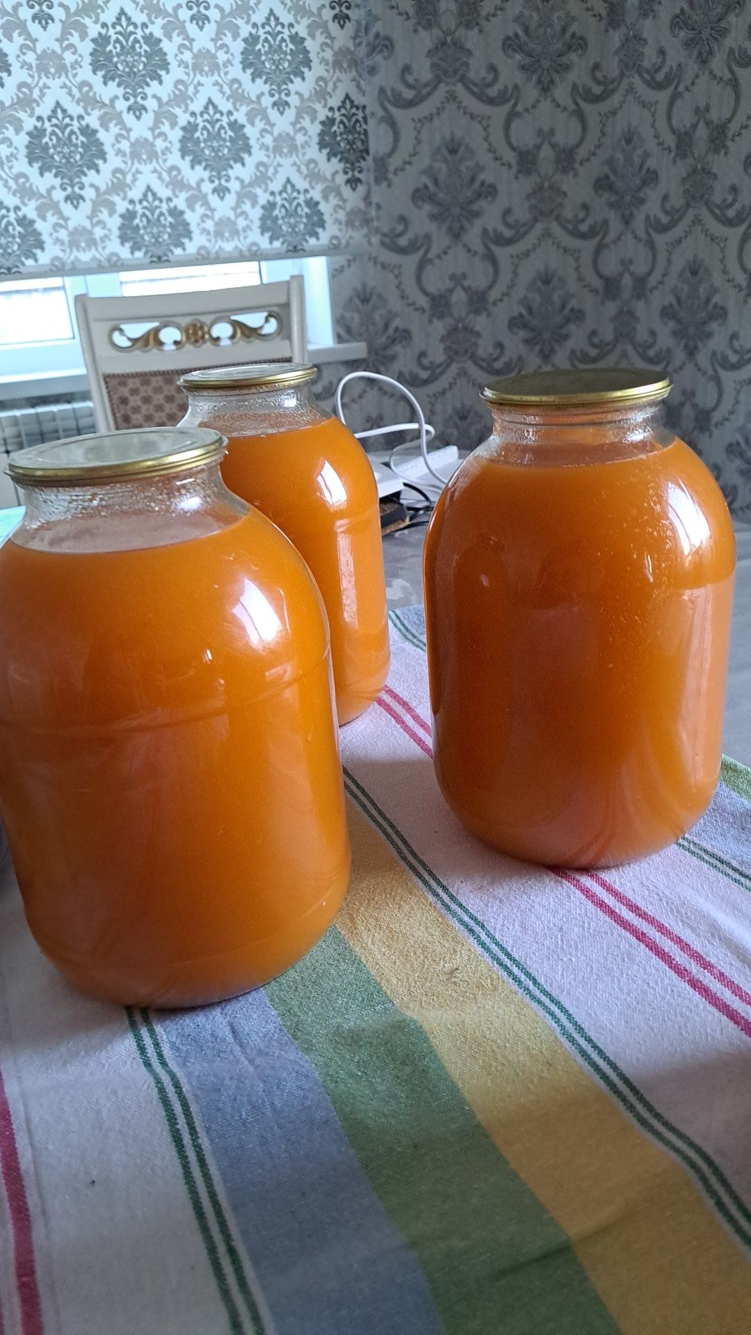 Продам компот из вишни и абрикос с мякотью(сок)