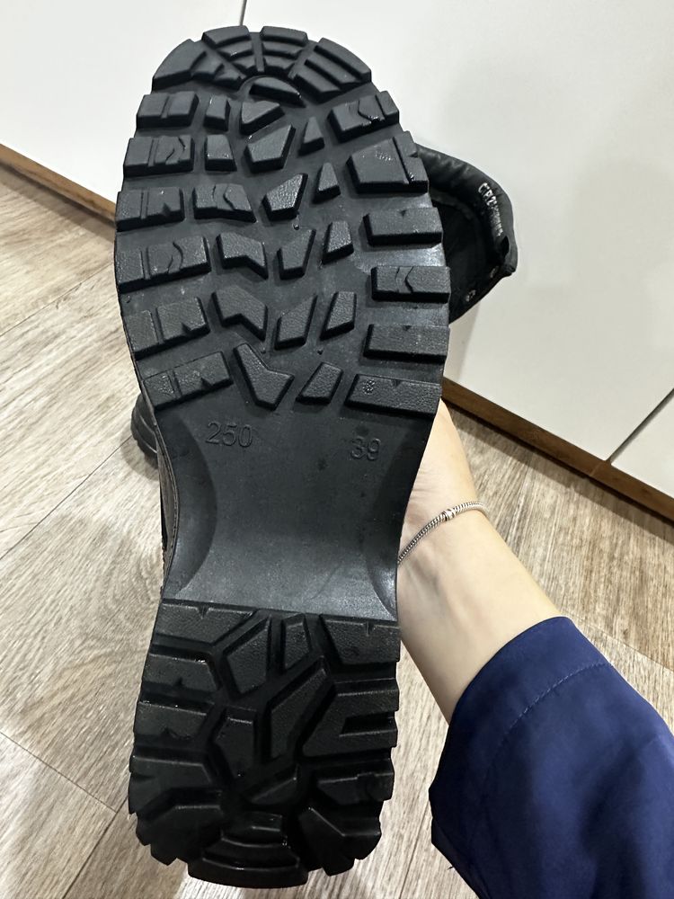 Продам новые кожанные берцы