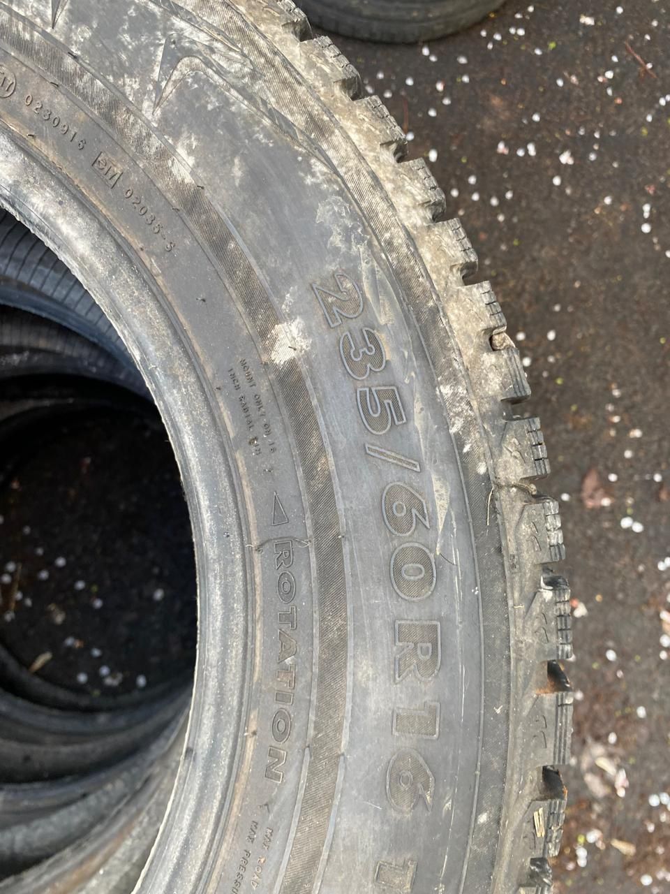 Nokian 235 60 R16 Резина зимняя комплект 4шт в хорошем состоянии