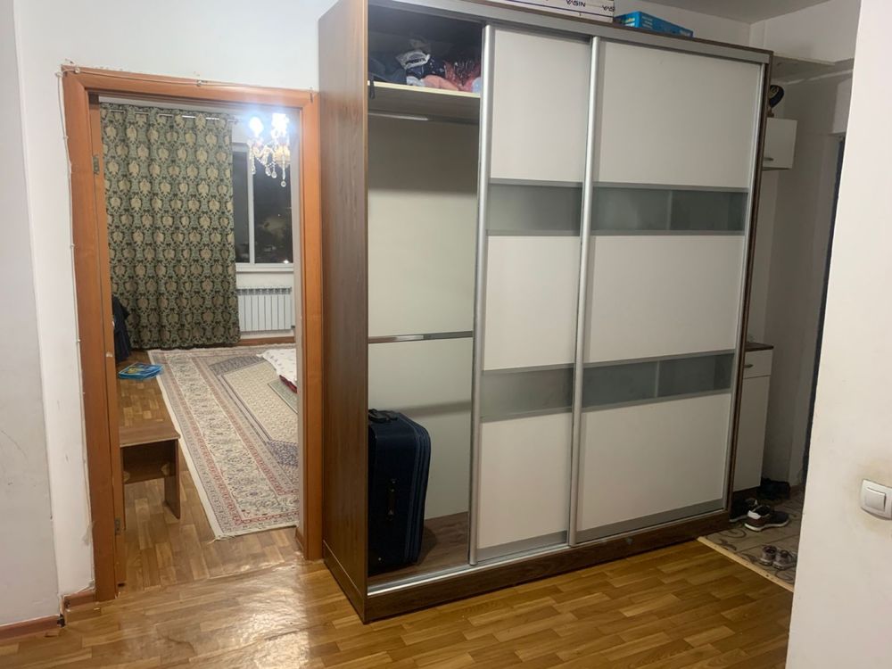 Прихожая, диван и кухня