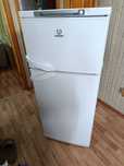 Продам холодильник Indesit высота 145см. В отличном состоянии.