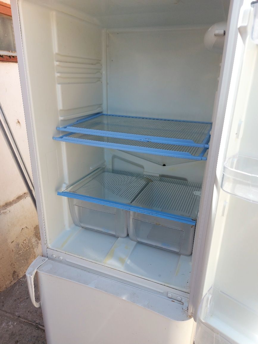 Холодильник Indesit