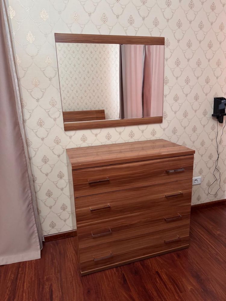 Спальный гарнитур, кровать,тумбочка прикроватная и шкаф-купе