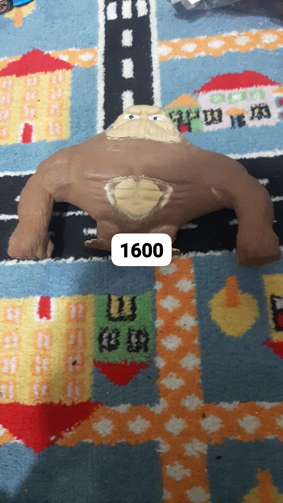 Продам топор игрушечный  и обезьяну
