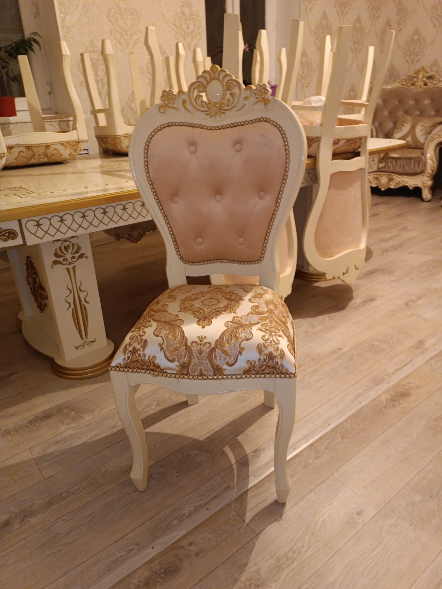 Продам стулья ,,Королевские,, новые. В наличии 8 штук в одни руки