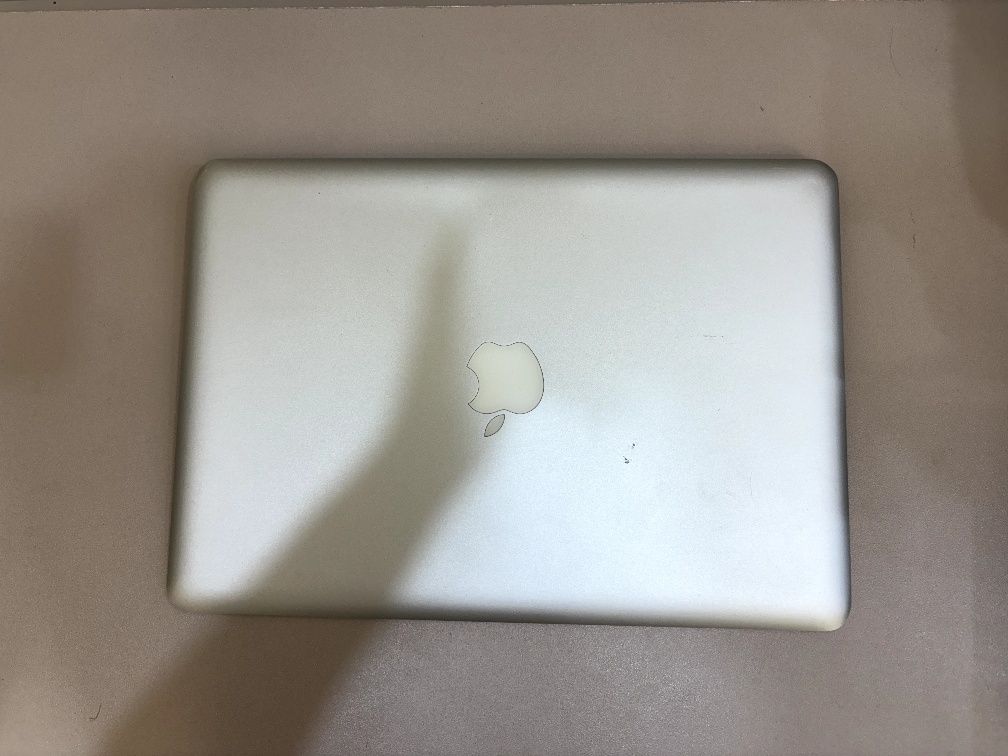 Macbook Pro, Core i5, 500GB.