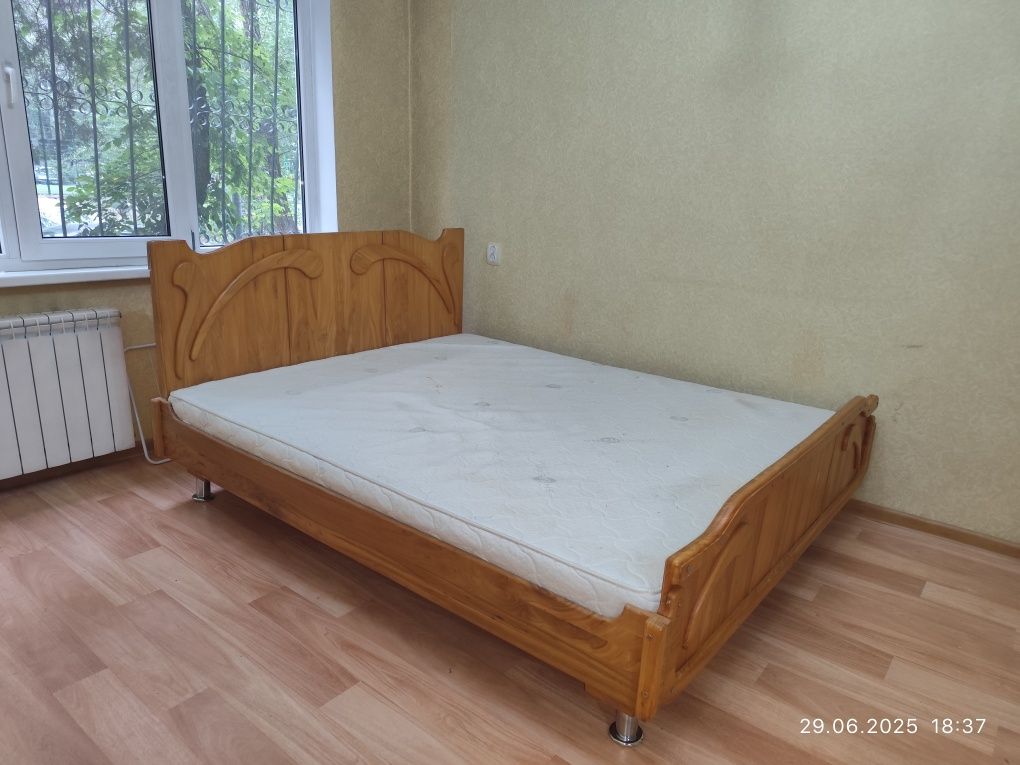 Продам двуспальнюю кровать с матросом 160*210