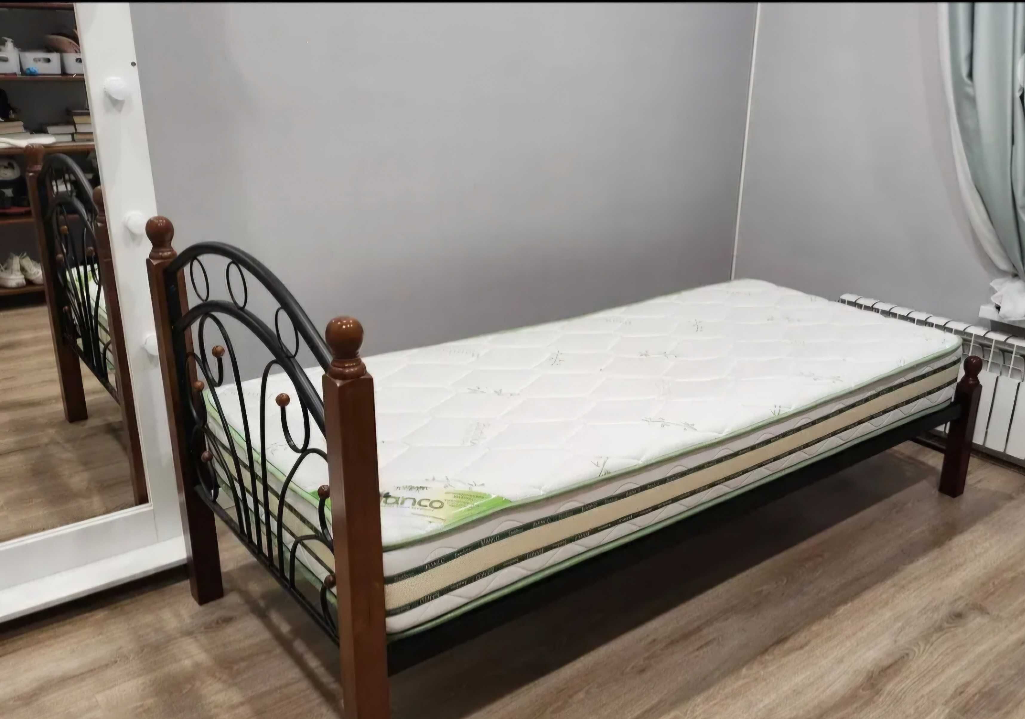 Продам качественную кровать с матрасом