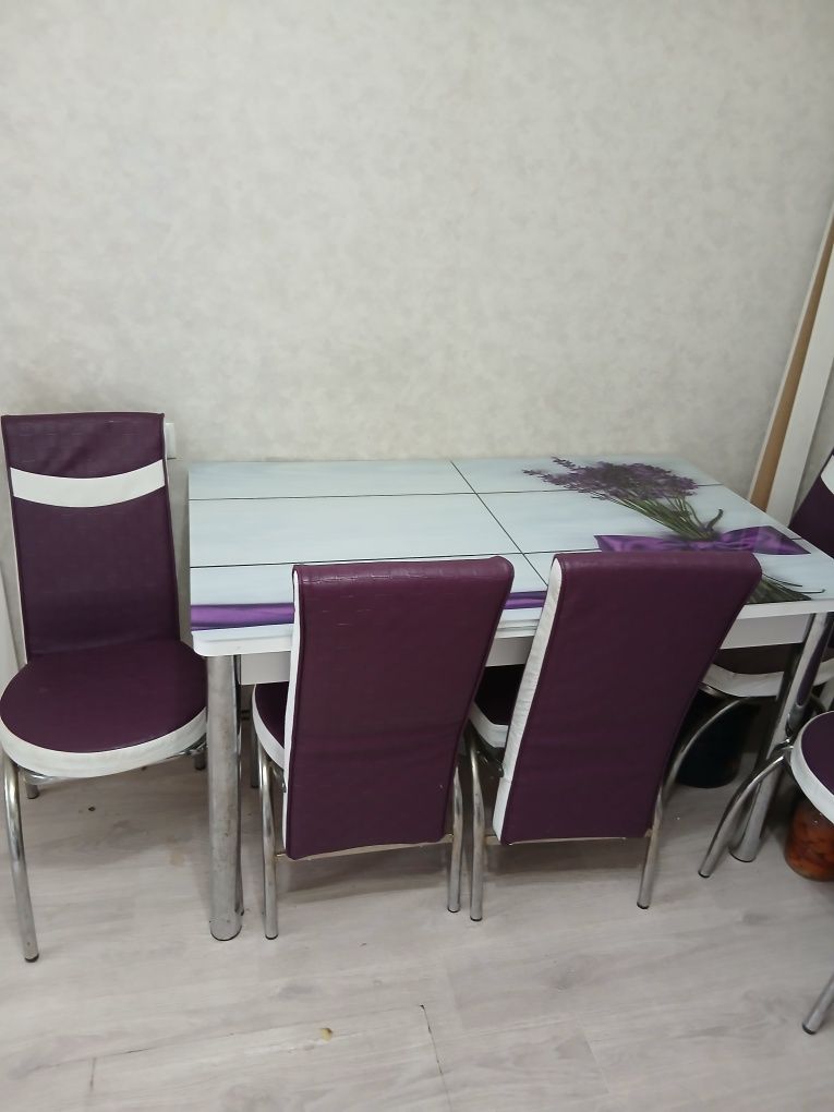 Продам стол со стульями.