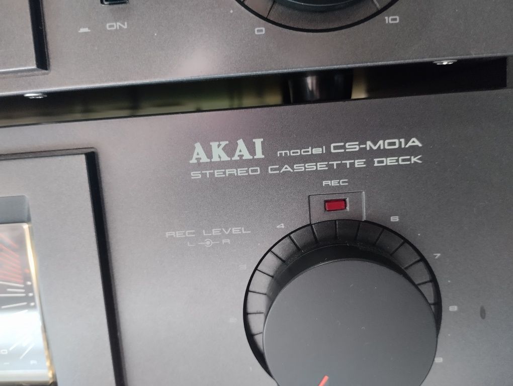 Стойка AKAI , тюнер, усилитель дека проигрыватель колонки