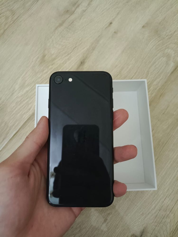 Продам Iphone SE 2 64 gb