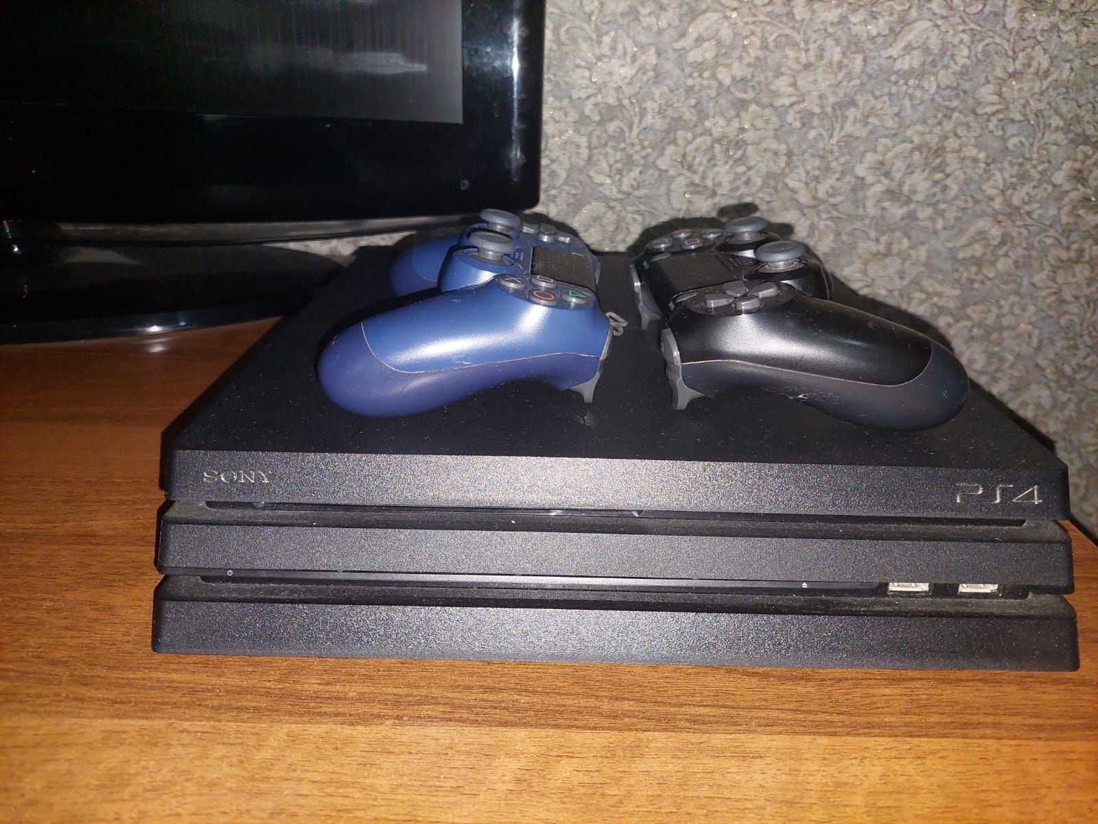 Продаю PlayStation 4 PRO 1 TB