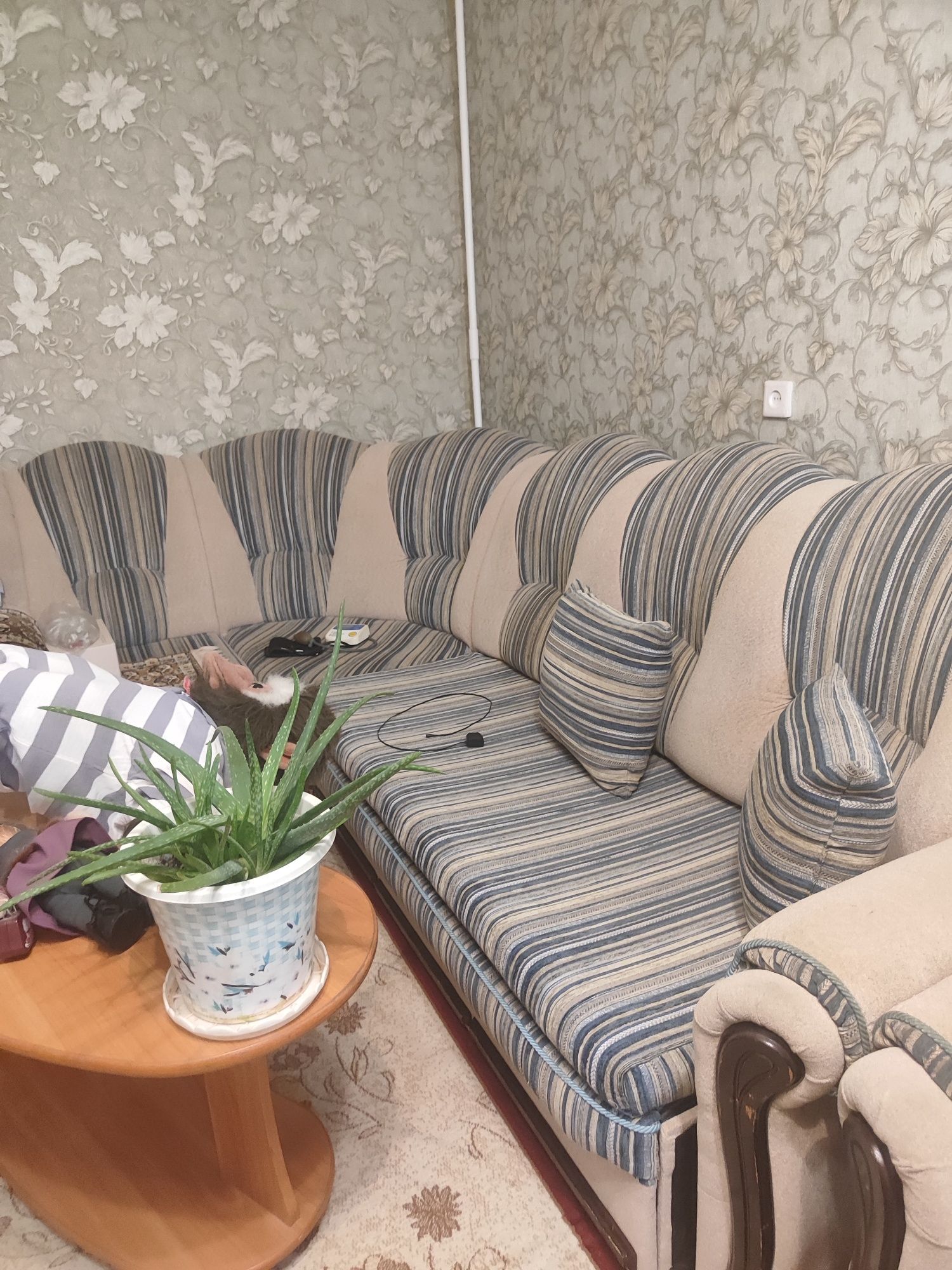 Угловой диван с креслом продам
