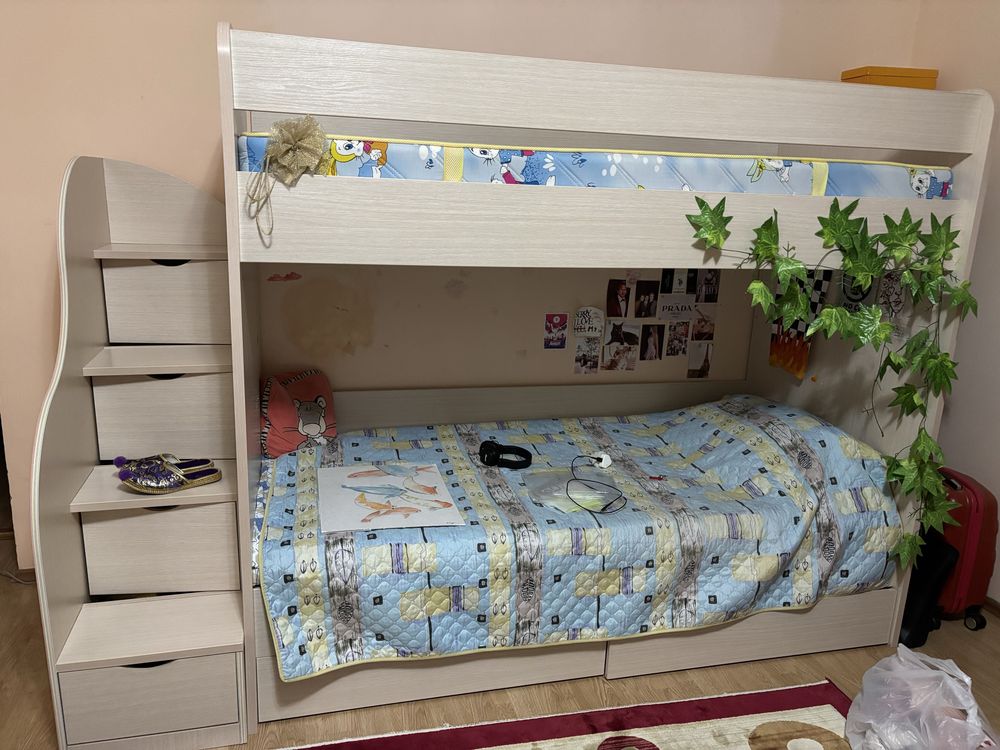 Продается двухъярусная кровать с матрасами
