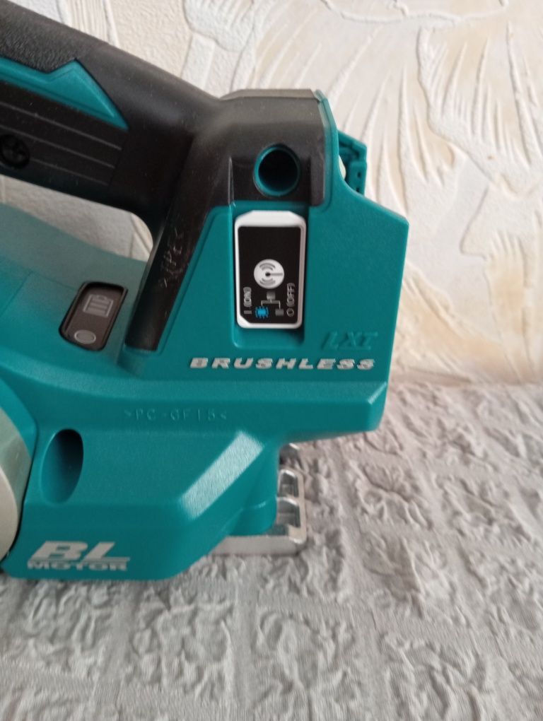 Электрорубанок Makita DKP181Z  новый.