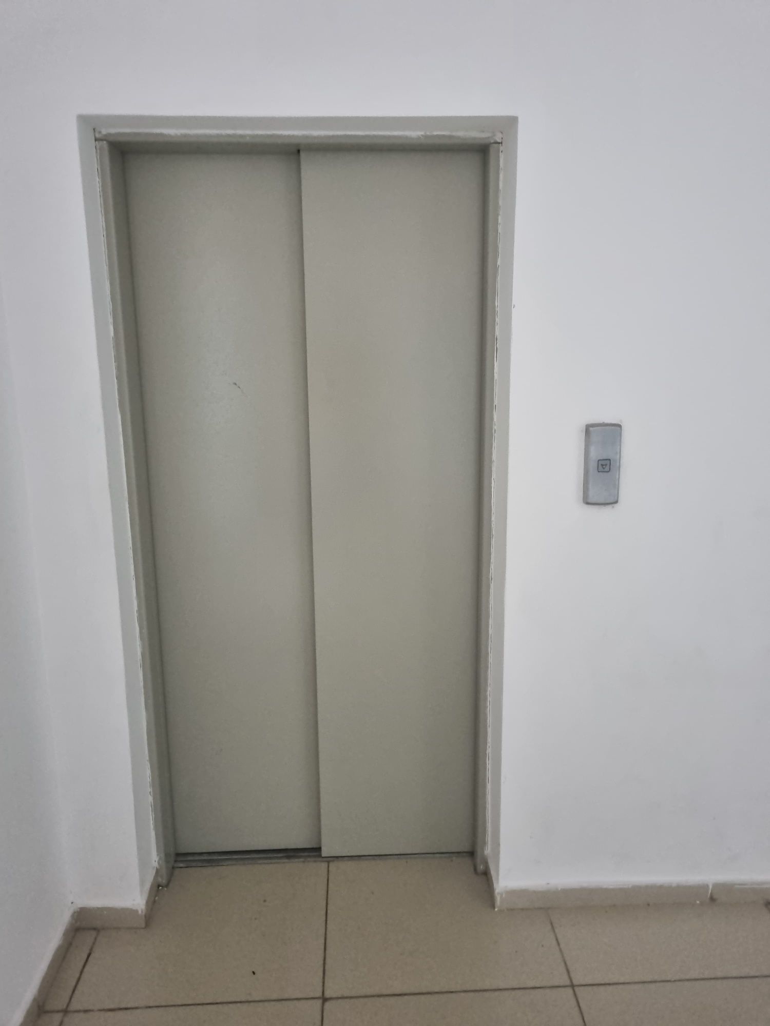 Продаётся 3-х. Комнатная квартира в 10-мик. в 25-м. Доме.