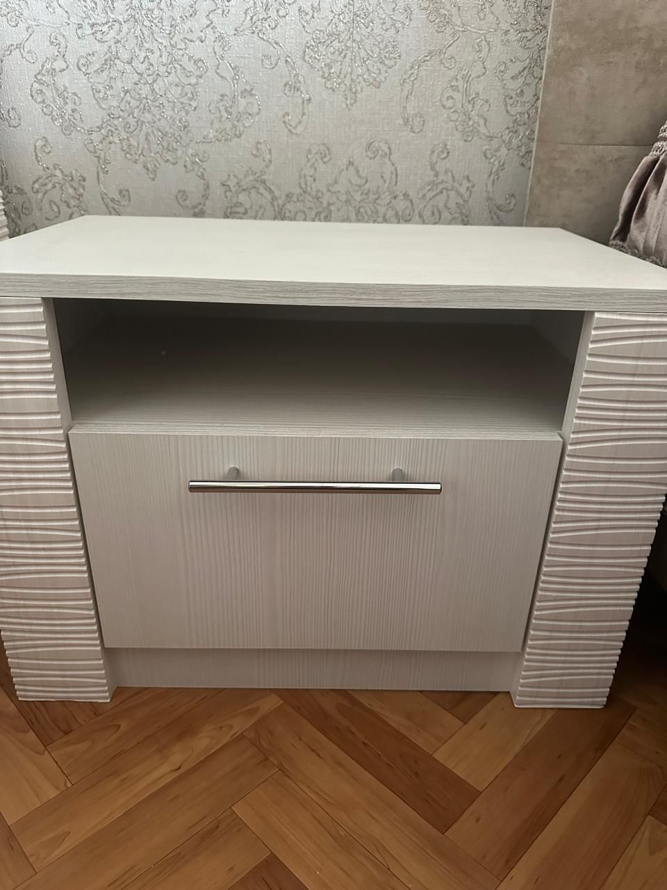 Продам шкаф, комод с зеркалом и 2 тумбы