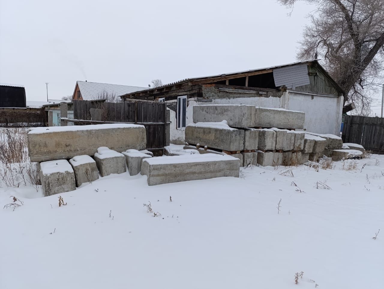 Продам два земельных участка (дома) в центре с.Аулиеколь.