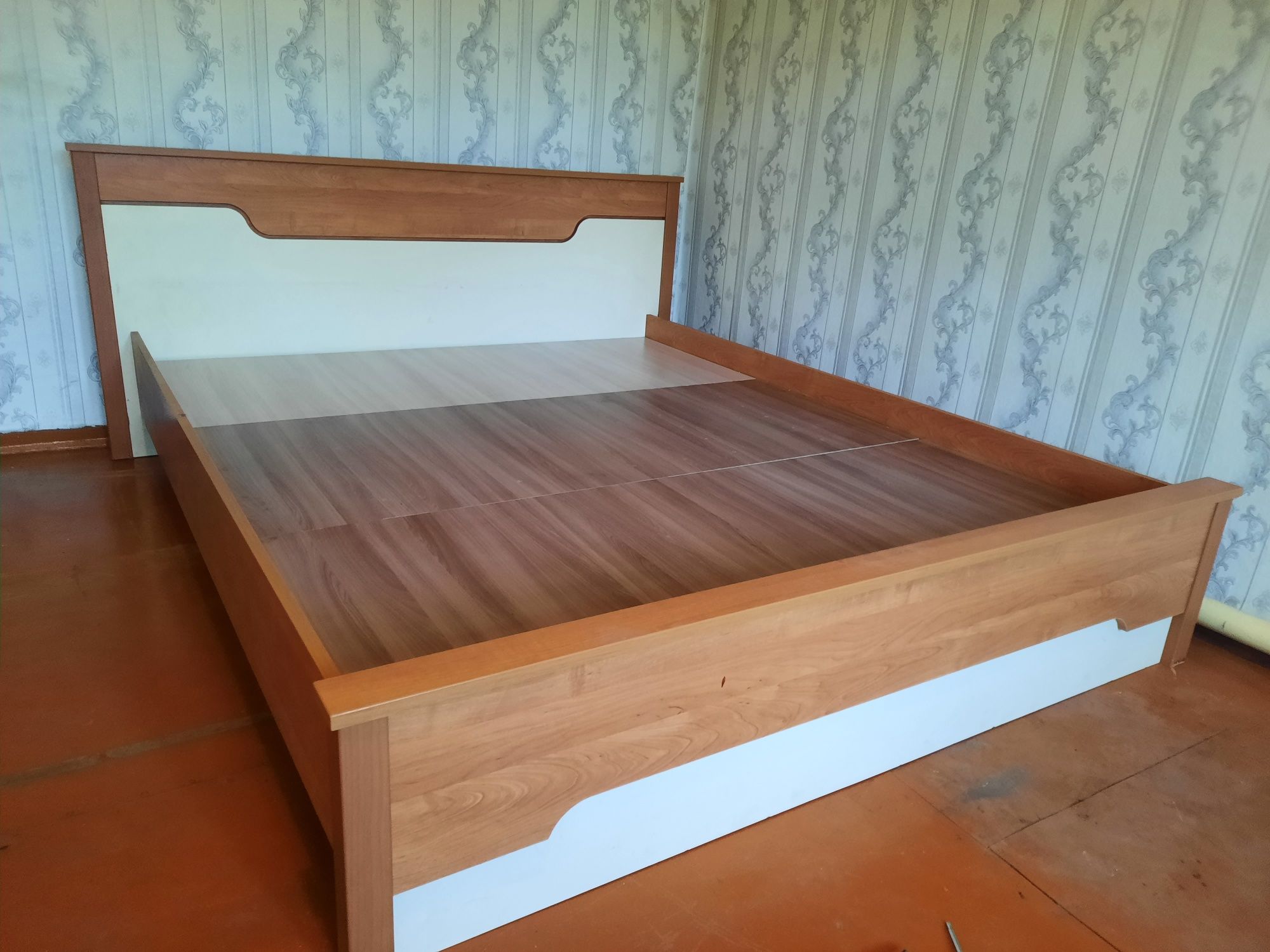 Продам двуспальную кровать