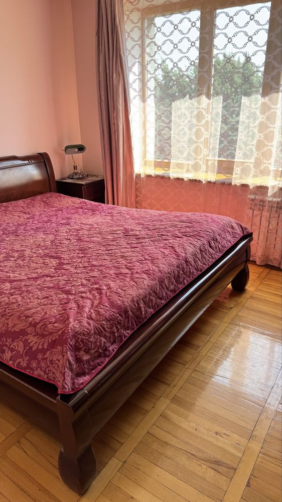 Кровать, шкаф и тумбочки