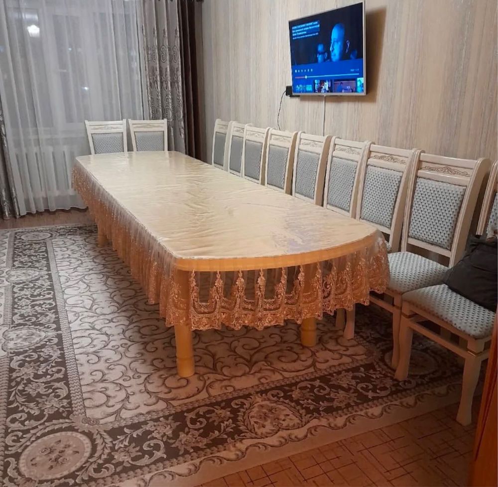 Большой стол с 12 стульями