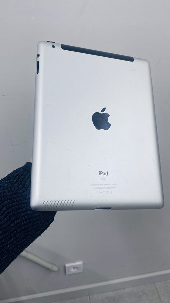 iPad 2 память 16 гб. Сим вставлется. Айклауд чистый. Для простых задач